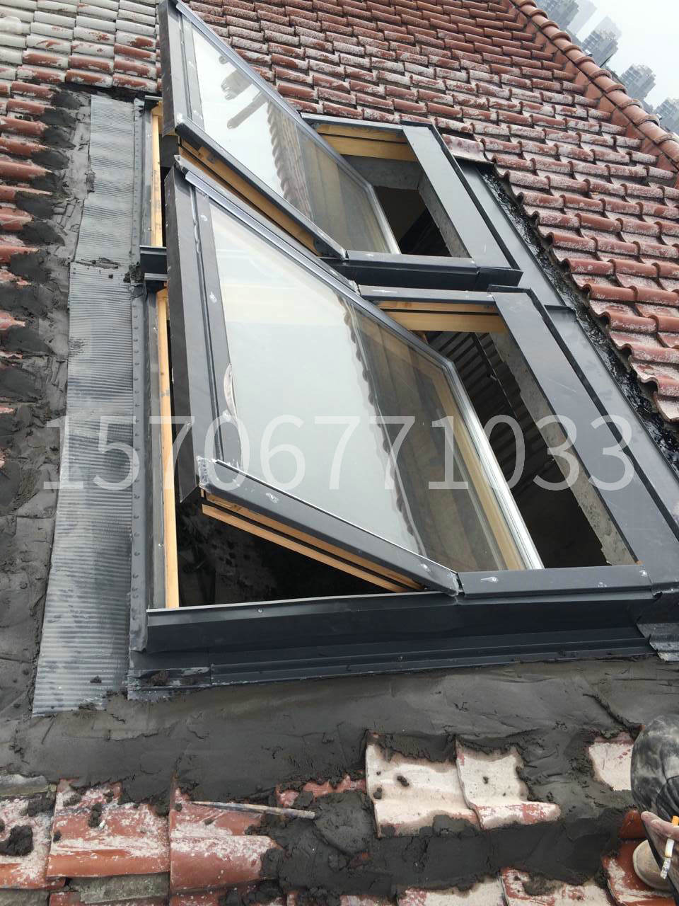 手动铝木复合中悬及铝合金上悬天窗施工现场
