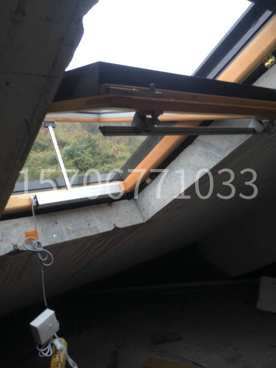 电动铝木复合中悬天窗施工现场